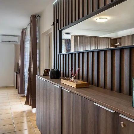 Andy's Perla Apartment Vir